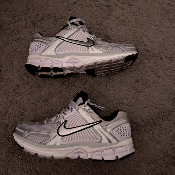 Nike Women’s Zoom Vomero 5 in Barely Grape/Photon Dust/Summit - Picture 15 of 16